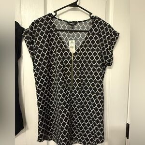 Express Size Medium V-Neck Black and White Print Blouse